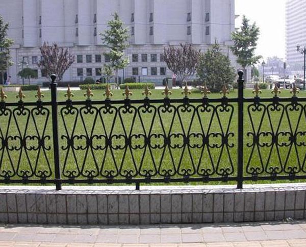 十堰鐵藝護欄有哪些優(yōu)缺點以及維護方式呢？